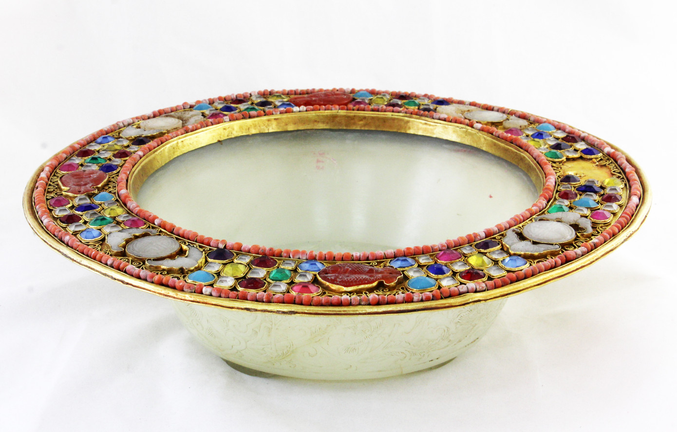 Chậu ngọc bịt vàng được chế tác vào thế kỷ 19 Chậu ngọc bịt vàng được chế tác vào thế kỷ 19