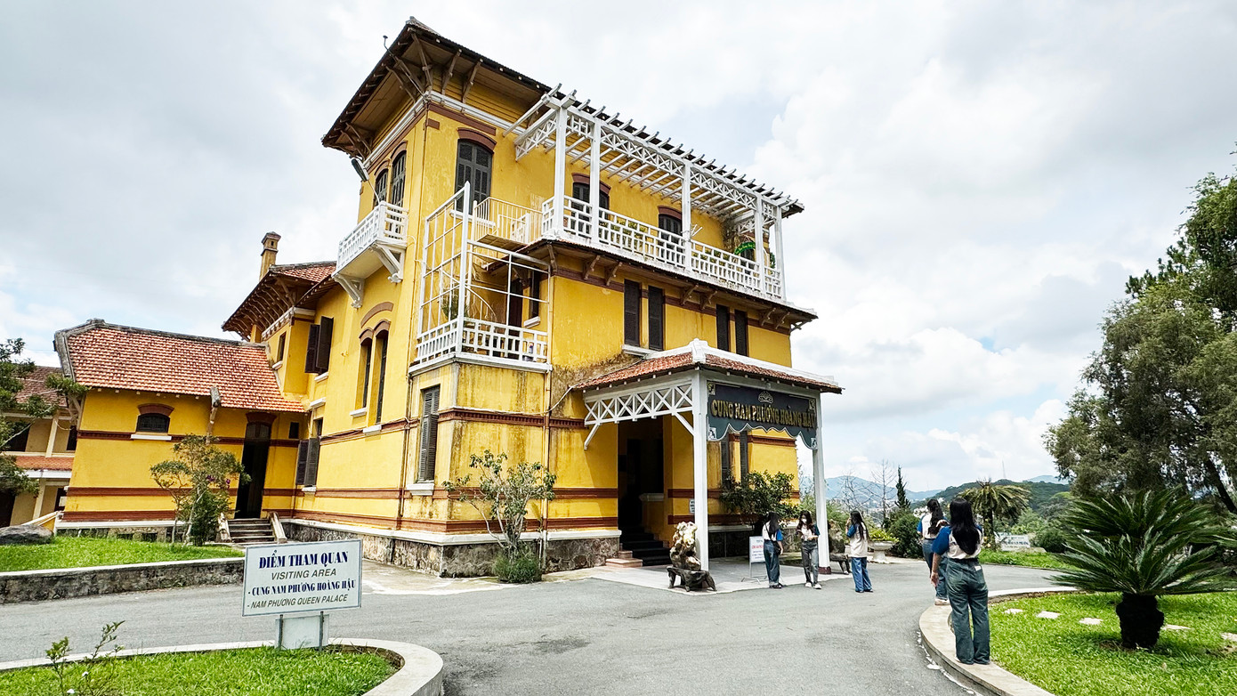 Nhiều du khách tham quan Cung Nam Phương hoàng hậu Nhiều du khách tham quan Cung Nam Phương hoàng hậu