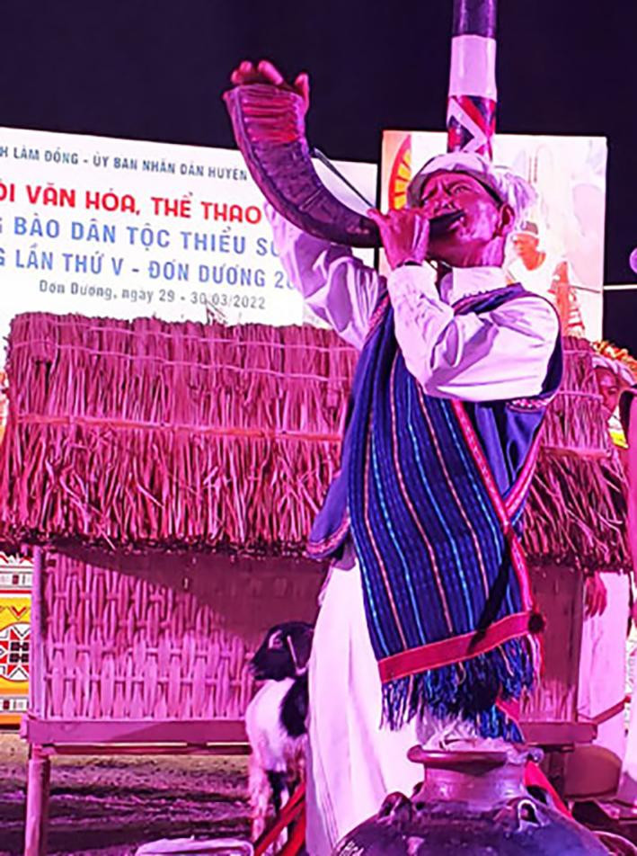 Già làng thổi tù trong lễ cúng thần Đập nước