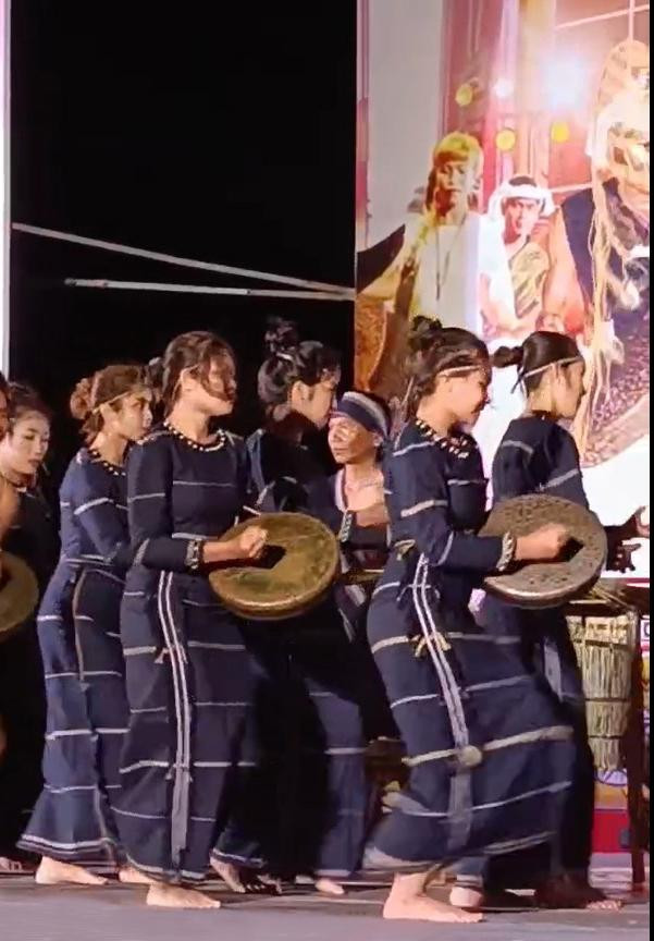 Đội chiêng nữ hiếm hoi