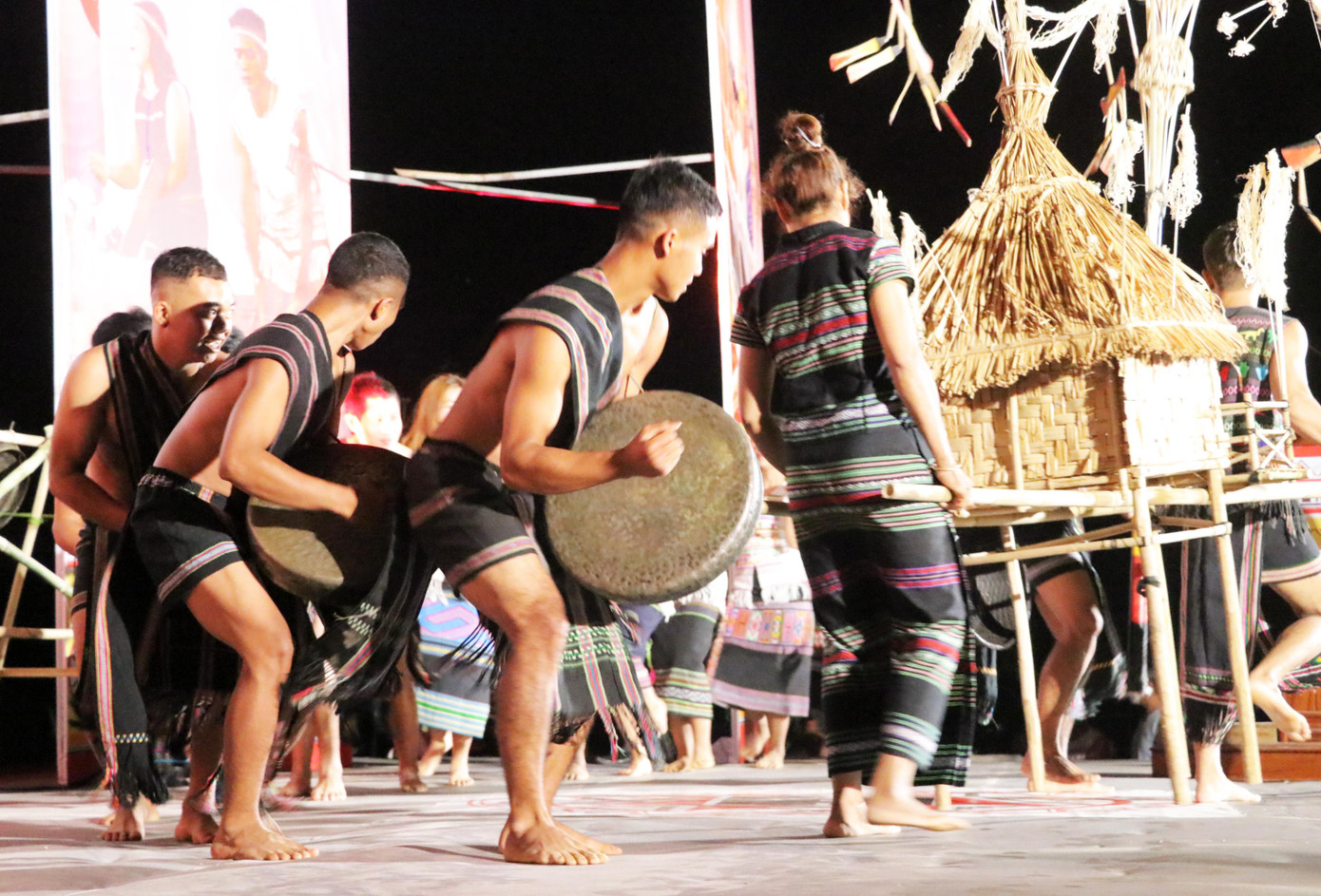 Đoàn rước nhà sàn