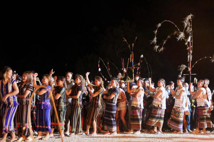 Rước vật thiêng là cây nêu