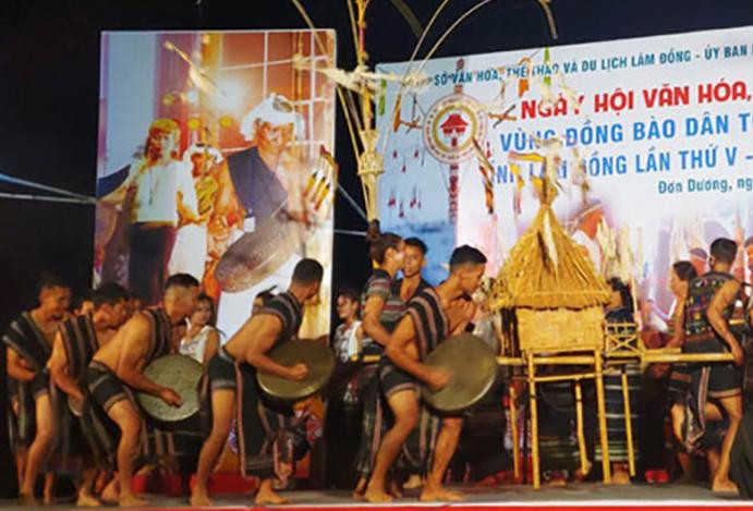 Đội chiêng nam diễn tấu cuồng nhiệt