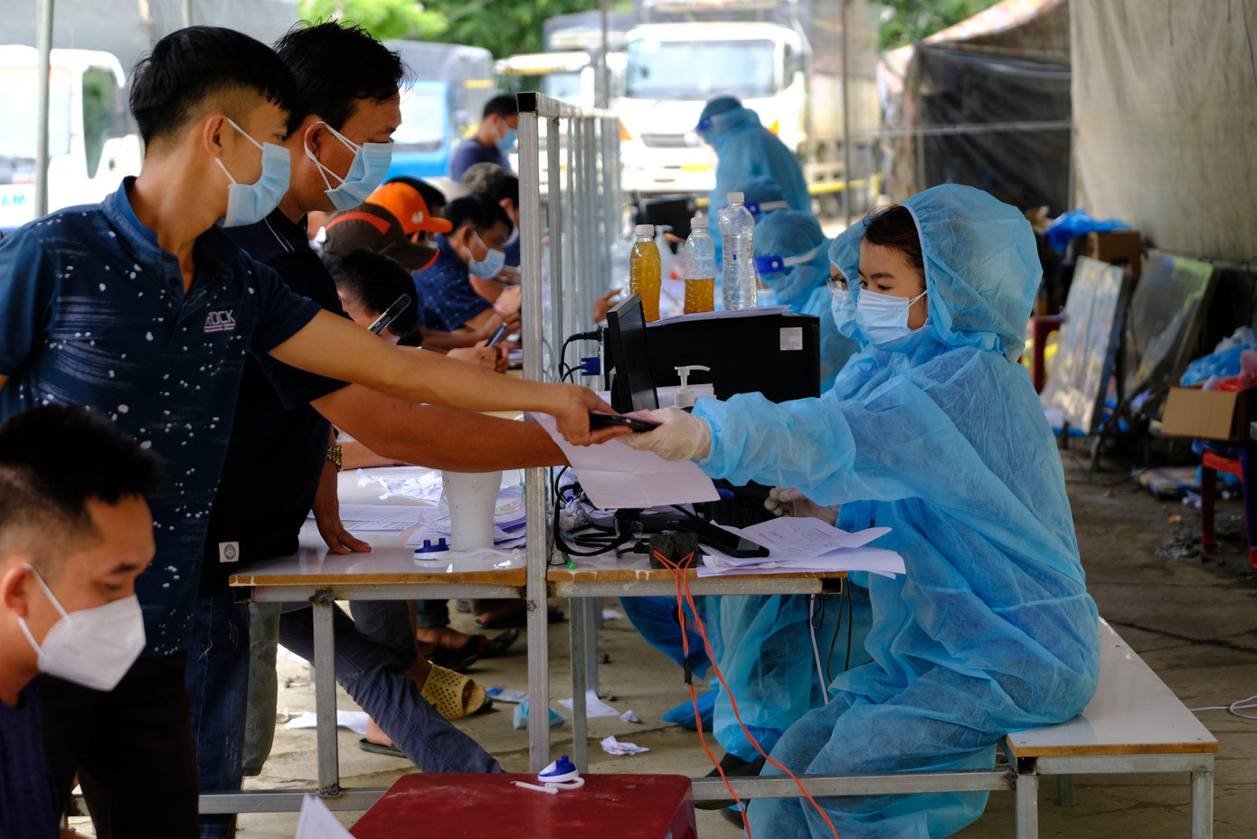 Khai báo y tế tại chốt kiểm dịch số 1, nơi có lưu lượng xe cộ qua lại nhiều nhất ở Lâm Đồng