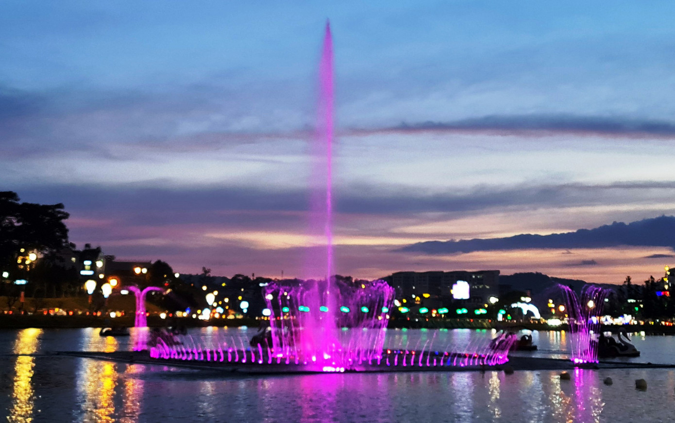 Phối cảnh của công trình nhạc nước và các công trình chiếu sáng khác quanh hồ Xuân Hương