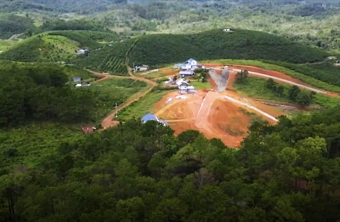 Khu nhà vài chục căn dần hình thành giữa khu rừng xanh tốt Khu nhà vài chục căn dần hình thành giữa khu rừng xanh tốt