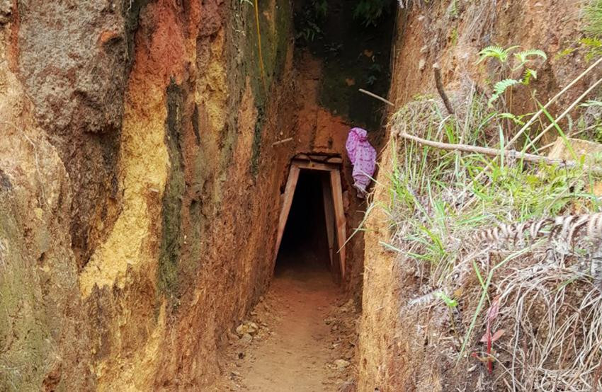 Lối vào một hầm thiếc