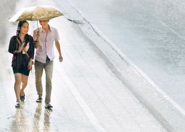 Che dù dạo phố trong mưa cũng là "đặc sản" của Đà Lạt. Ảnh: Võ Trang