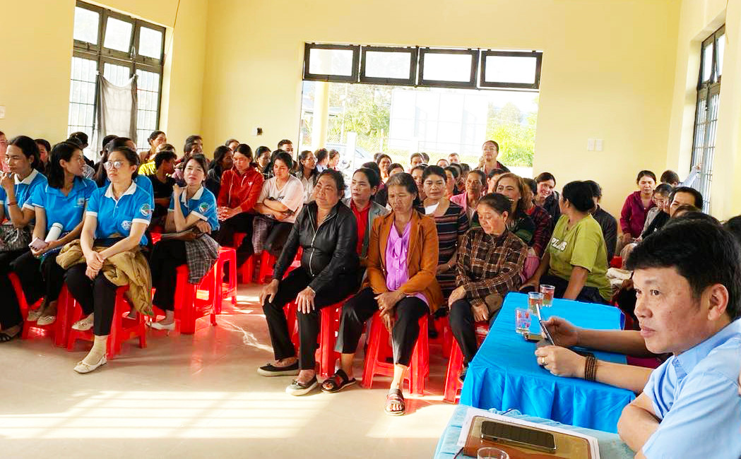 Phụ nữ vùng dân tộc thiểu số đối thoại với chính quyền về chính sách đối với phụ nữ và trẻ em