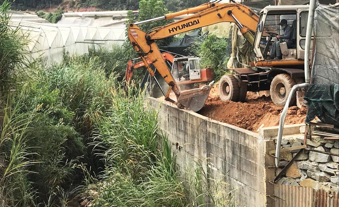 Lực lượng chức năng dùng xe cơ giới tháo dỡ bờ kè ta luy xây dựng không phép.