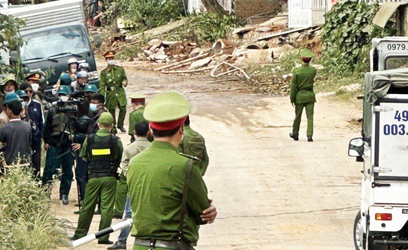 Lực lượng chức năng giữ gìn an ninh trật tự khu vực giải tỏa.