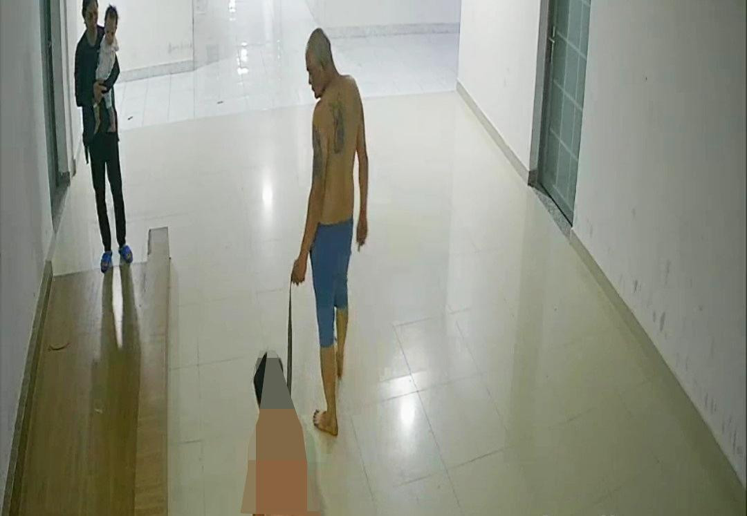 Luân dùng dây thắt lưng quấn vào cổ con, kéo ra ngoài hành lang Luân dùng dây thắt lưng quấn vào cổ con, kéo ra ngoài hành lang