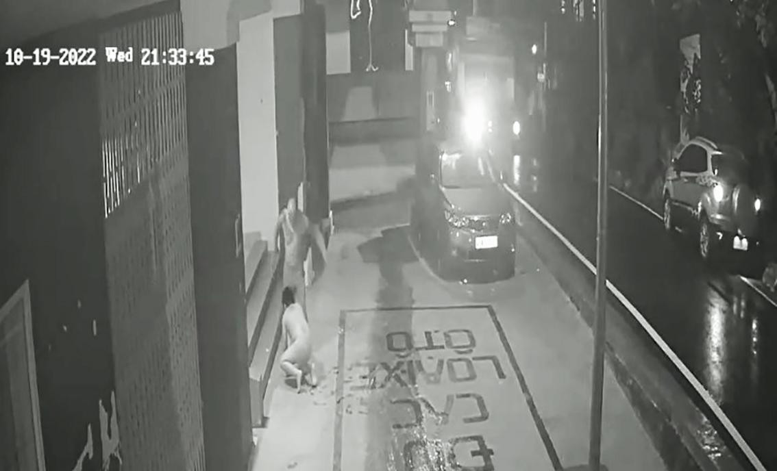 Người cha bắt con cởi quần áo rồi đánh đập, bắt bò ra đường Người cha bắt con cởi quần áo rồi đánh đập, bắt bò ra đường