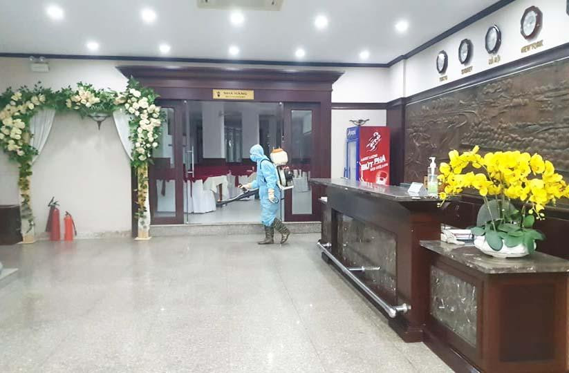 Lực lượng chức năng phun thuốc khử khuẩn Lực lượng chức năng phun thuốc khử khuẩn