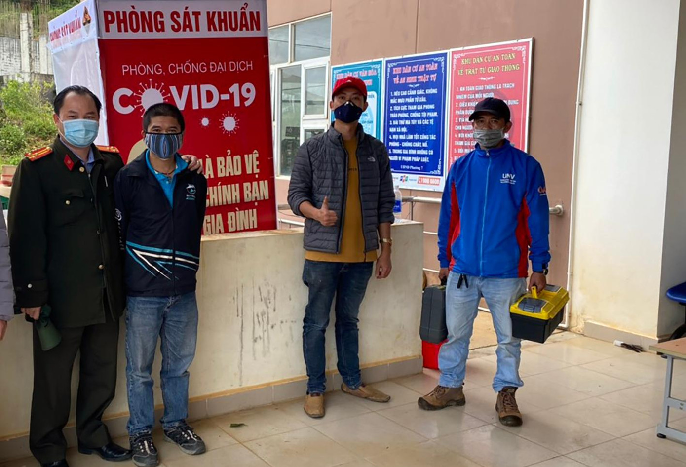 Lắp đặt phòng sát khuẩn tại một khu cách ly ở Đà Lạt Lắp đặt phòng sát khuẩn tại một khu cách ly ở Đà Lạt