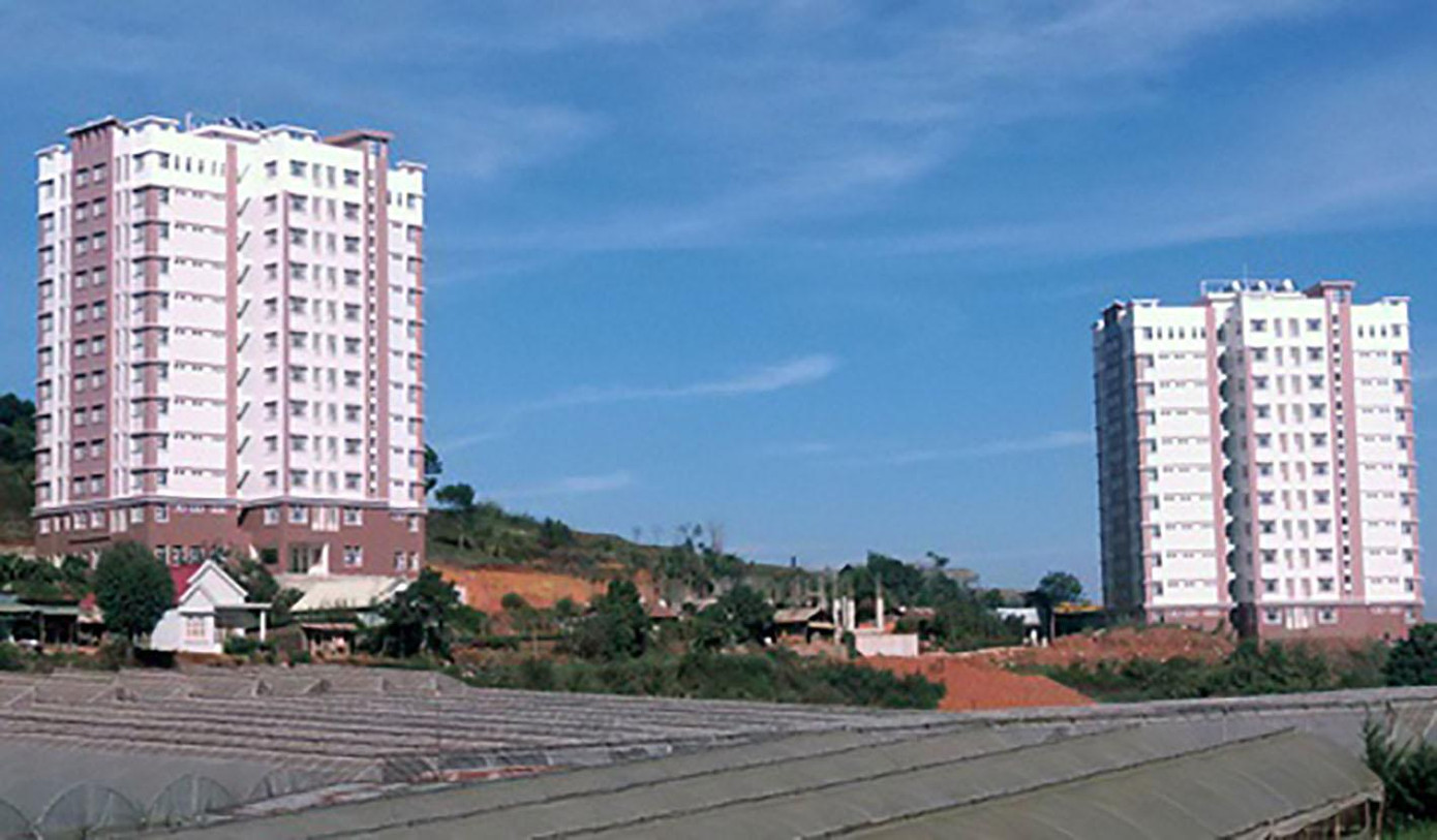 Hai thanh niên trốn trong thùng xe tải được đưa đi cách ly tại Ký túc xá sinh viên Đà Lạt Hai thanh niên trốn trong thùng xe tải được đưa đi cách ly tại Ký túc xá sinh viên Đà Lạt