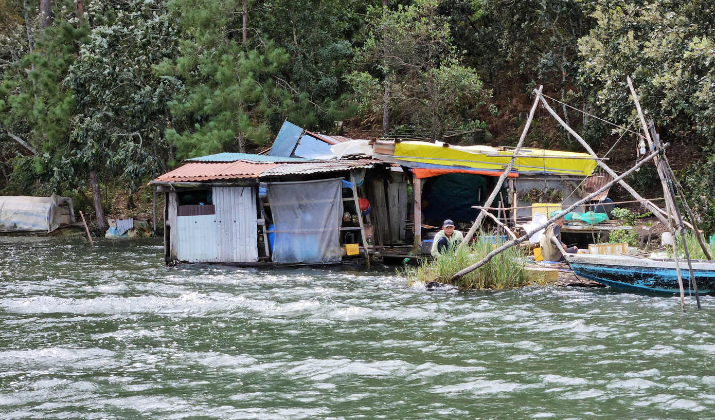 Lồng bè, nhà nổi tạm bợ làm ảnh hưởng đến cảnh quan KDL quốc gia hồ Tuyền Lâm