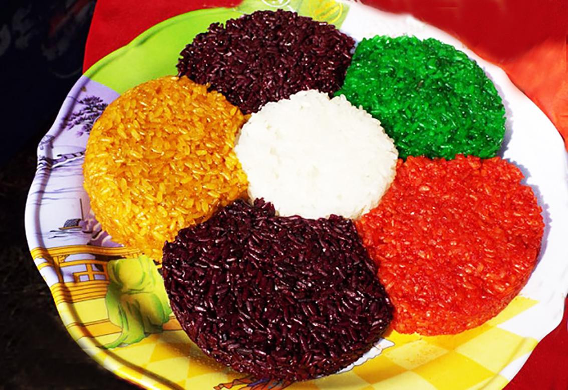 Xôi ngũ sắc nếp quýt không thể thiếu trong mâm cỗ của người Tày Xôi ngũ sắc nếp quýt không thể thiếu trong mâm cỗ của người Tày