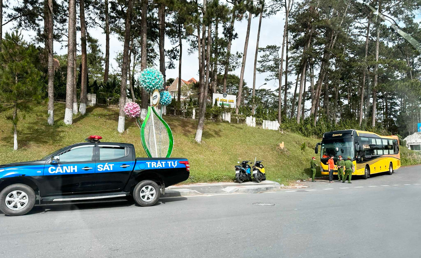Lực lượng cảnh sát kiểm tra hoạt động của xe khách tại TP Đà Lạt