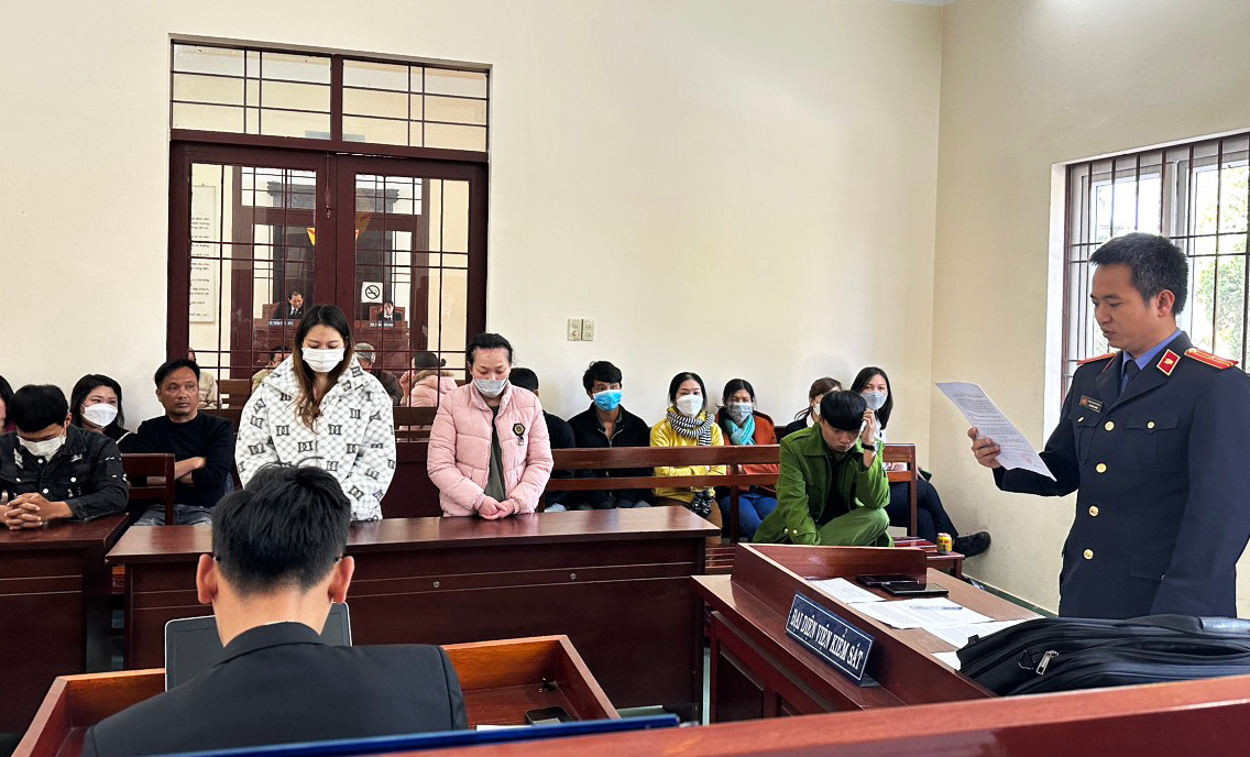 Phiên tòa xét xử 2 "bảo mẫu" hành hạ cháu bé 2 tuổi