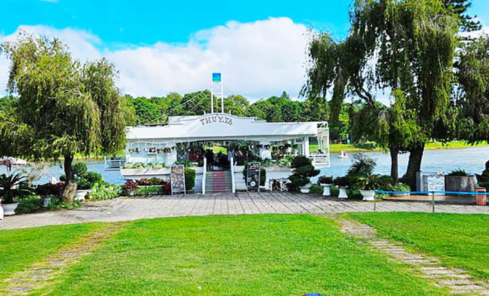 Nhà hàng Thủy Tạ thuộc thắng cảnh quốc gia hồ Xuân Hương.