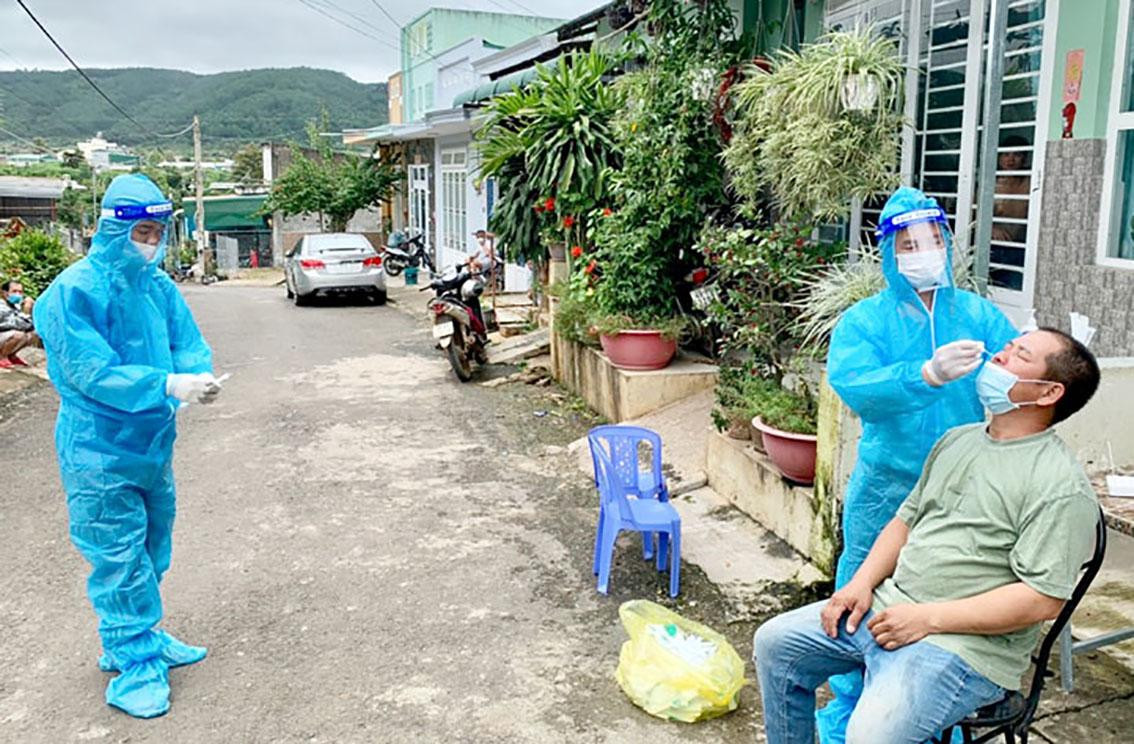 Lấy mẫu xét nghiệm để truy vết F0 tại cộng đồng Lấy mẫu xét nghiệm để truy vết F0 tại cộng đồng