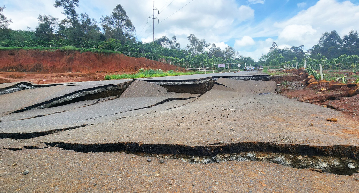 Vị trí bị nứt toác tại dự án đường tránh phía Nam TP Bảo Lộc Vị trí bị nứt toác tại dự án đường tránh phía Nam TP Bảo Lộc
