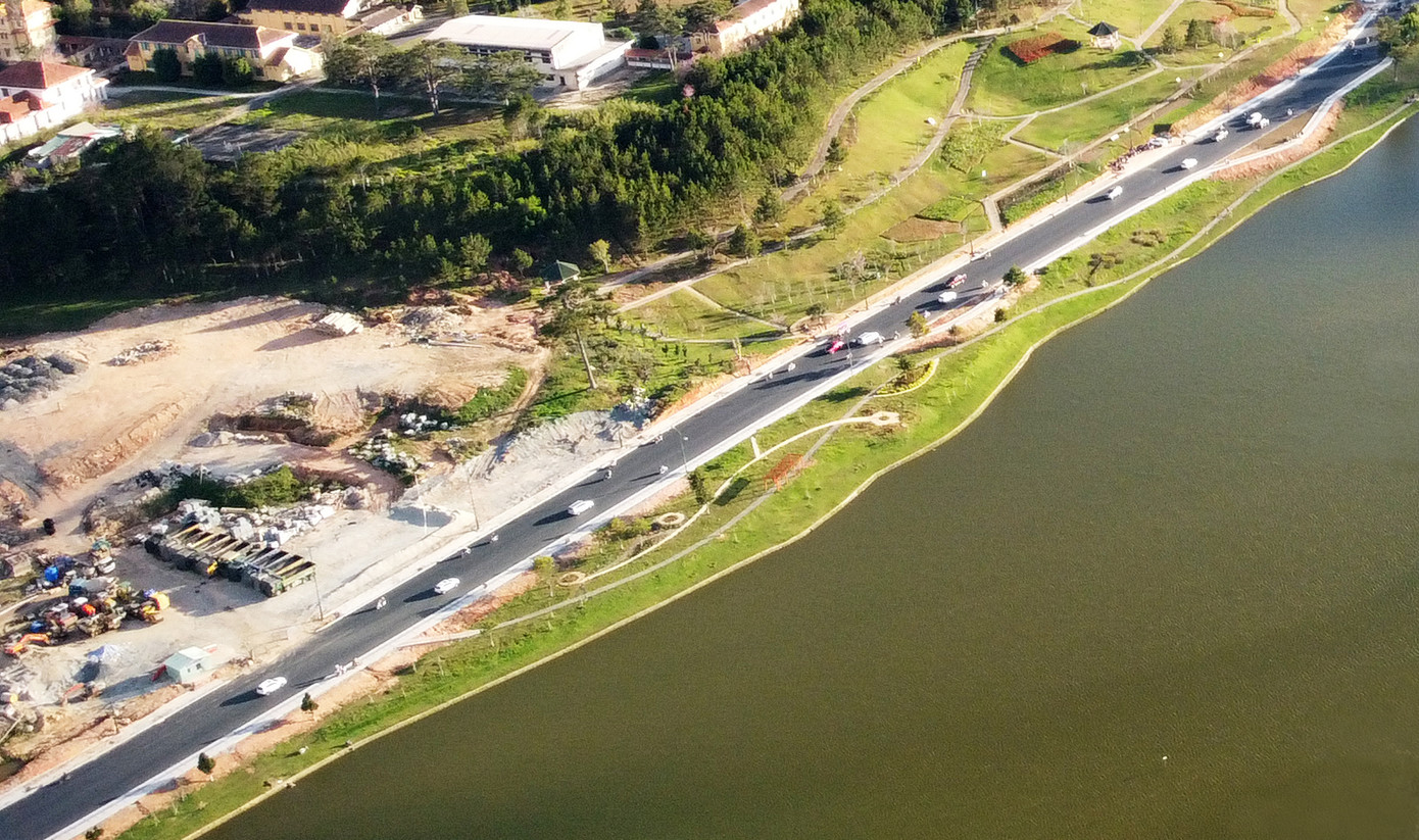 Bãi đất trống đối diện với hồ Xuân Hương được đề xuất làm bãi đỗ xe tạm