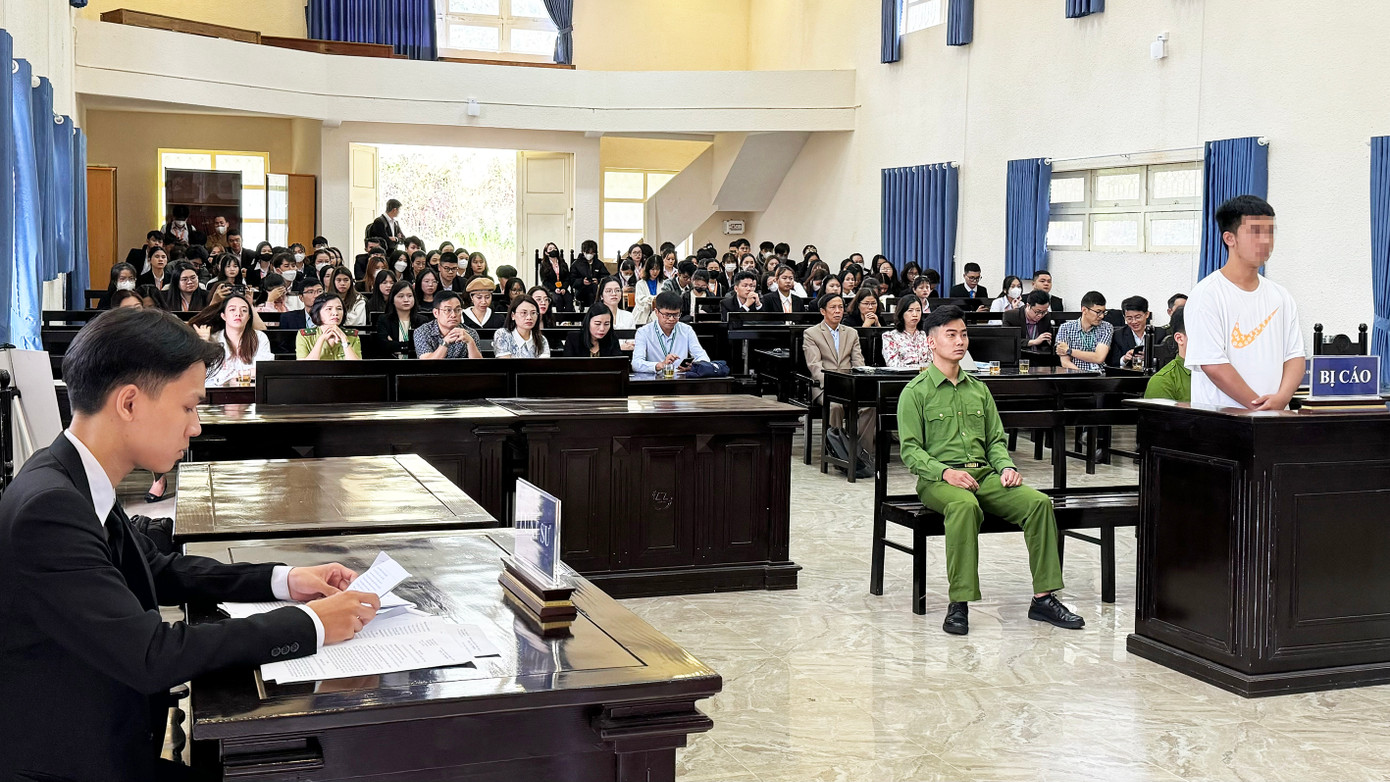 Nhiều sinh viên tham dự phiên tòa giả định Nhiều sinh viên tham dự phiên tòa giả định