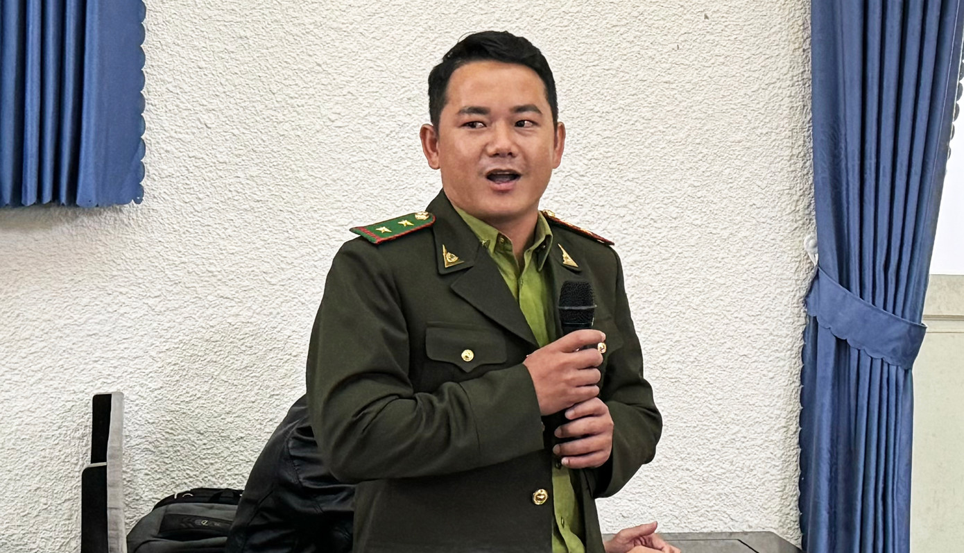 Cán bộ kiểm lâm cung cấp thêm kiến thức về Luật bảo vệ rừng cho sinh viên Cán bộ kiểm lâm cung cấp thêm kiến thức về Luật bảo vệ rừng cho sinh viên