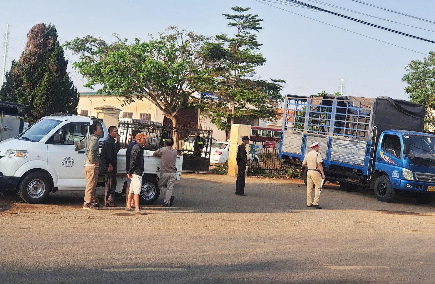 Các tài xế đi đăng kiểm xe ngỡ ngàng khi Trung tâm Đăng kiểm 49-03S bị khám xét Các tài xế đi đăng kiểm xe ngỡ ngàng khi Trung tâm Đăng kiểm 49-03S bị khám xét