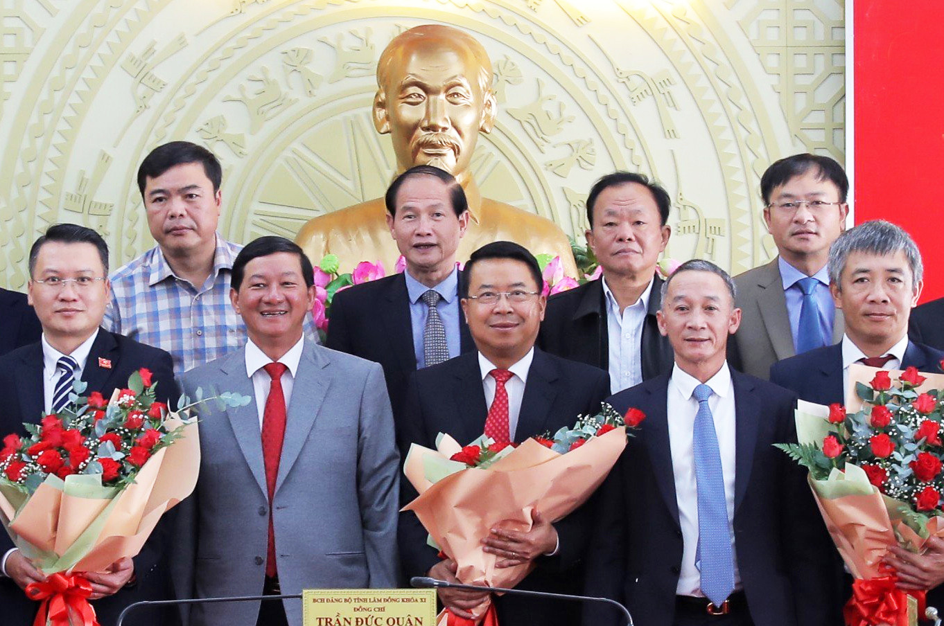 Ông Tôn Thiện San (người ở giữa, hàng trước) được bổ nhiệm làm Giám đốc Sở KH&amp;ĐT