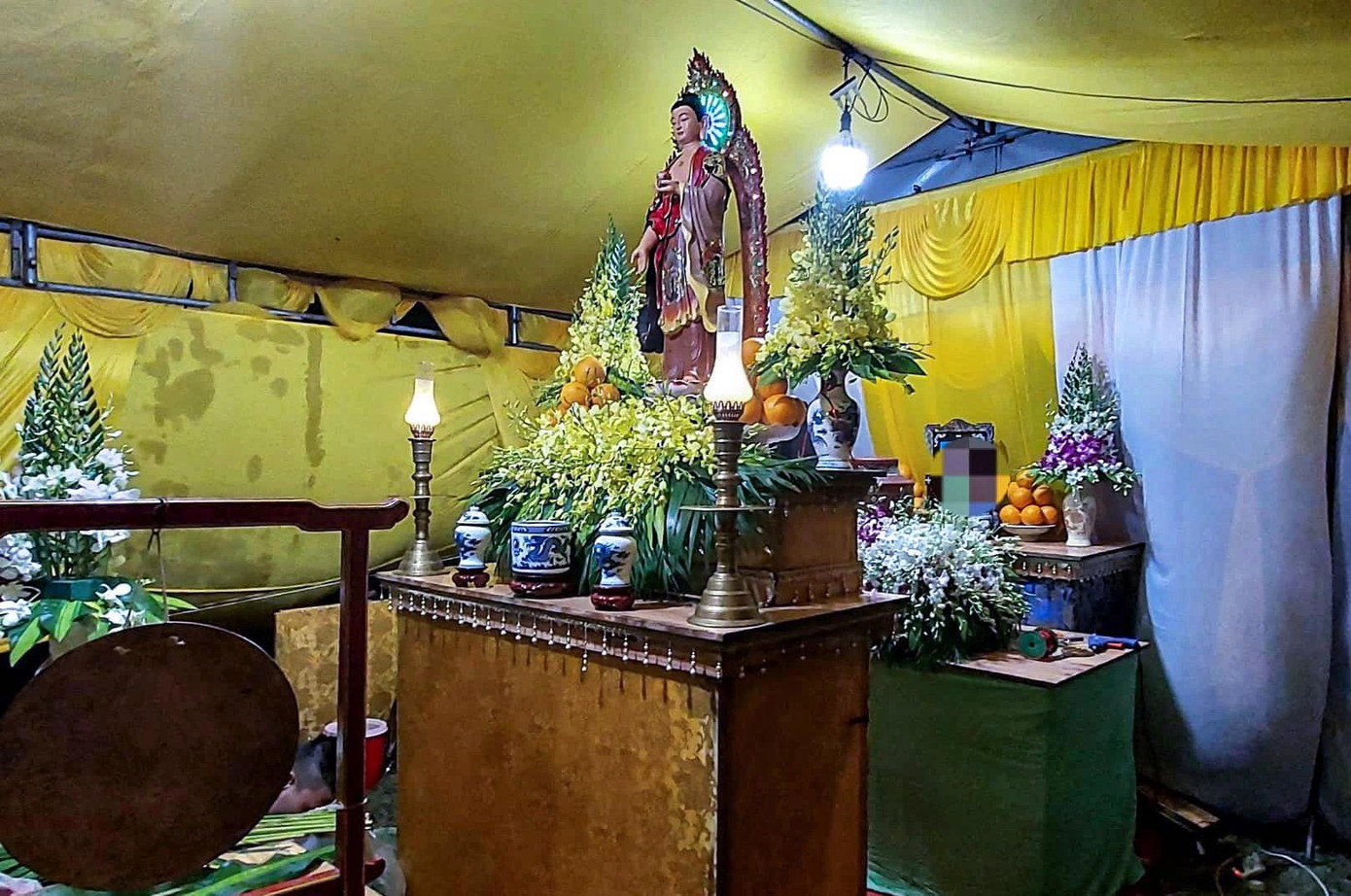 Gia đình lập bàn thờ cho cháu Q.