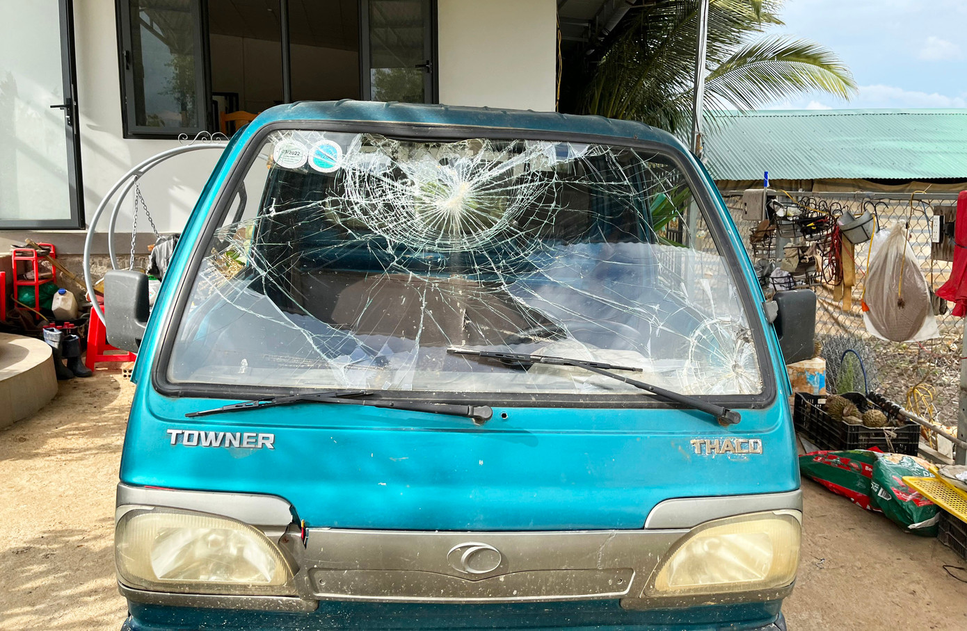 Một trong 3 chiếc ô tô bị ông N. đập phá Một trong 3 chiếc ô tô bị ông N. đập phá