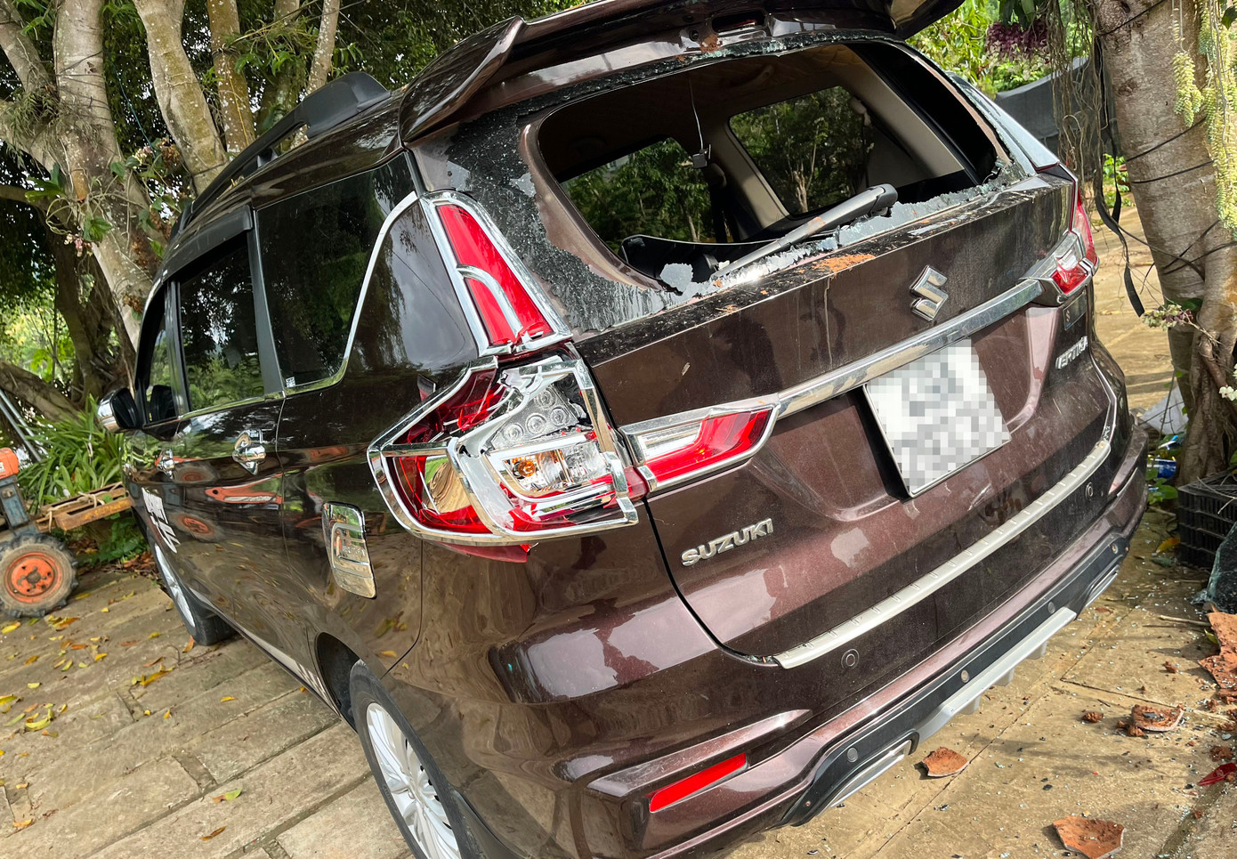 Chiếc ô tô nhãn hiệu SUZUKI bị vỡ kính hư hỏng Chiếc ô tô nhãn hiệu SUZUKI bị vỡ kính hư hỏng