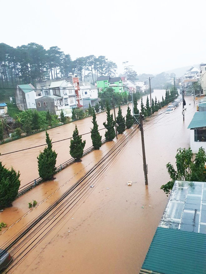 Nước suối Cam Ly dâng cao, tràn vào khu dân cư Nước suối Cam Ly dâng cao, tràn vào khu dân cư