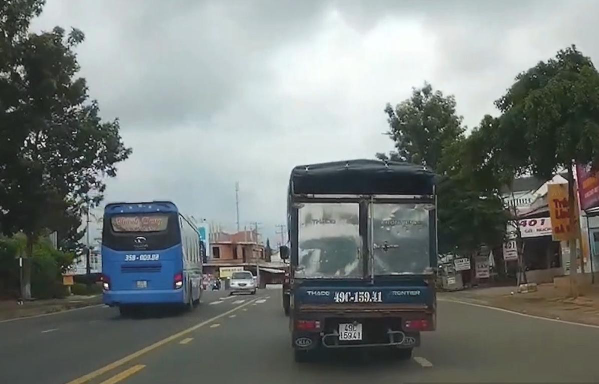 Xe khách vượt ẩu, suýt tông vào ô tô con đi ngược chiều. Ảnh cắt từ clip