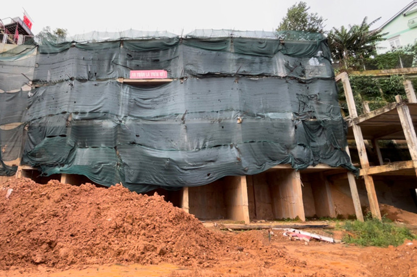 Công trình xây dựng nhà ở trên đường Khe Sanh bị tạm đình chỉ thi công Công trình xây dựng nhà ở trên đường Khe Sanh bị tạm đình chỉ thi công