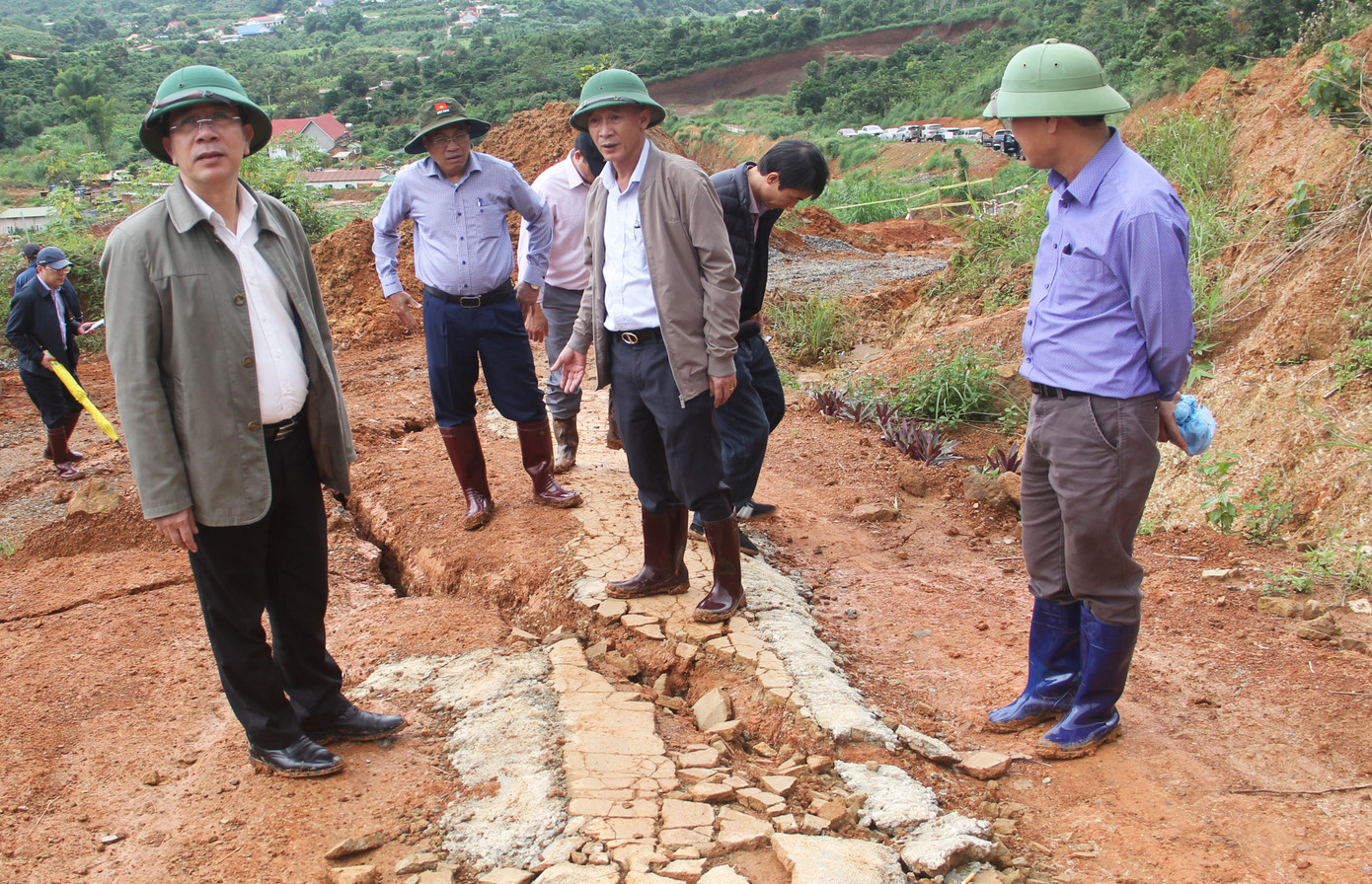 Ông Trần Văn Hiệp và lãnh đạo các sở ngành tại hiện trường vụ nứt đất