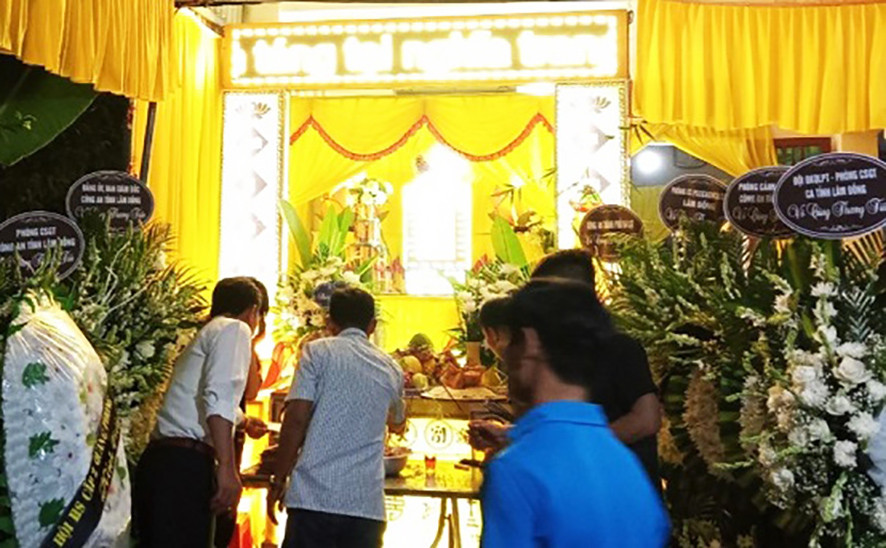 Đại diện cơ quan công an viếng đám tang của anh Phạm Ngọc Anh