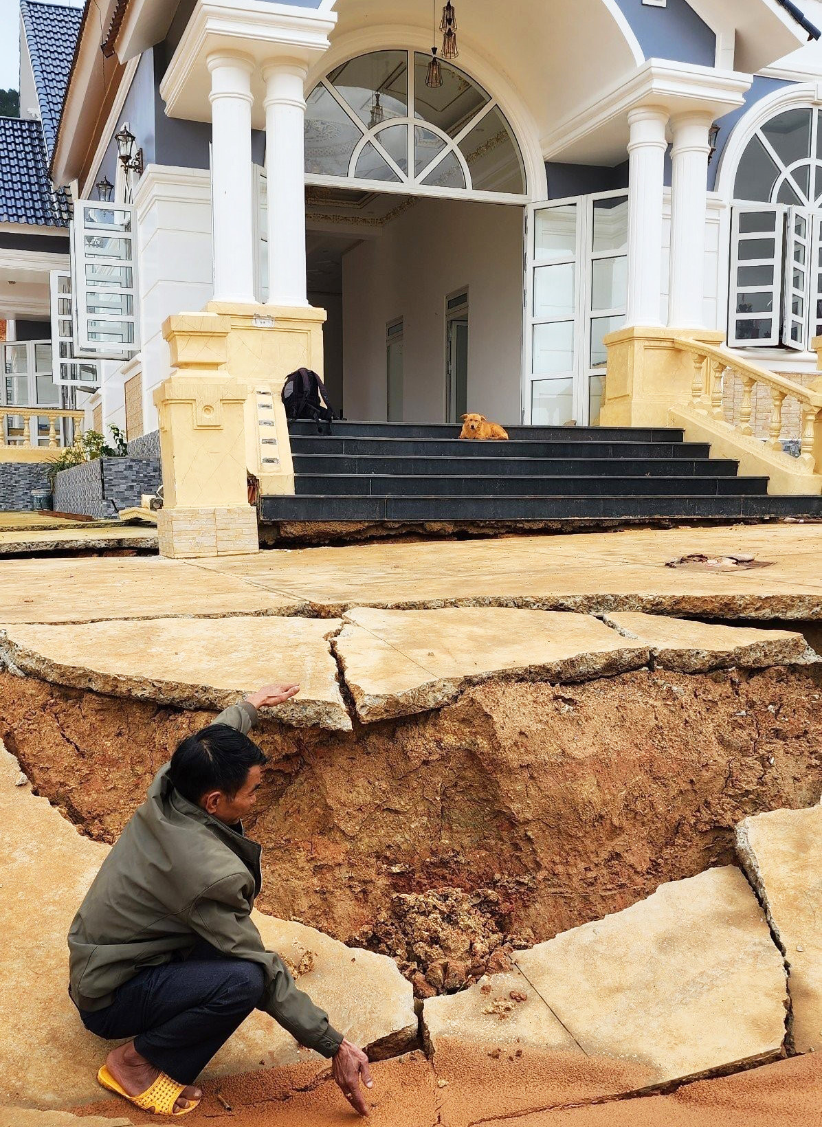 Những vết nứt lớn gây sạt trượt đất làm hư hỏng nhà cửa của một hộ dân