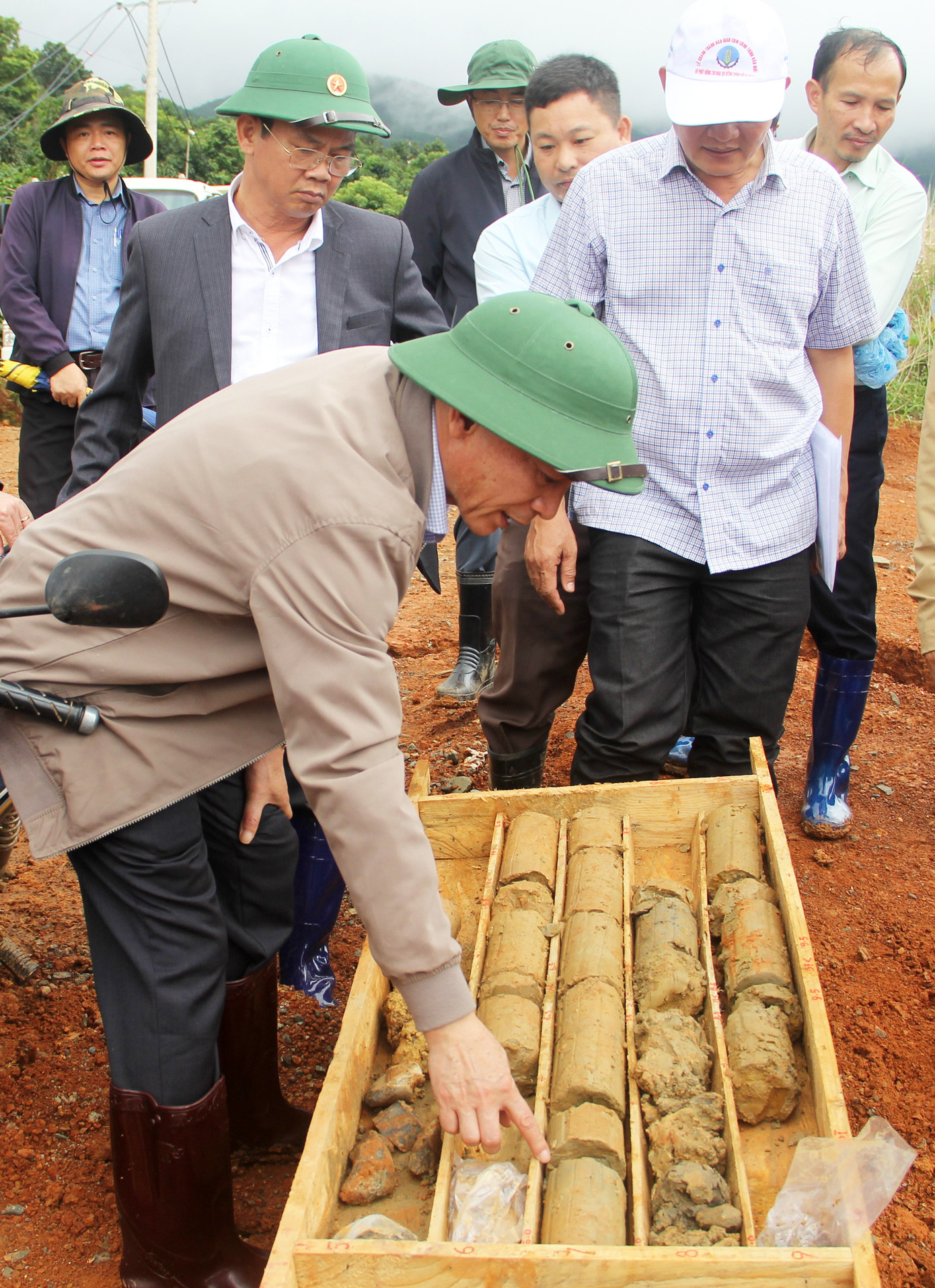 Chủ tịch tỉnh kiểm tra đất lấy từ mũi khoan sâu 8-12m tại vị trí sụt lún
