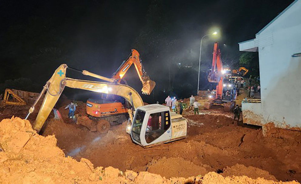 Khu vực anh Phạm Ngọc Anh và 3 cán bộ chiến sĩ CSGT tử vong trong vụ sạt lở đèo Bảo Lộc Khu vực anh Phạm Ngọc Anh và 3 cán bộ chiến sĩ CSGT tử vong trong vụ sạt lở đèo Bảo Lộc