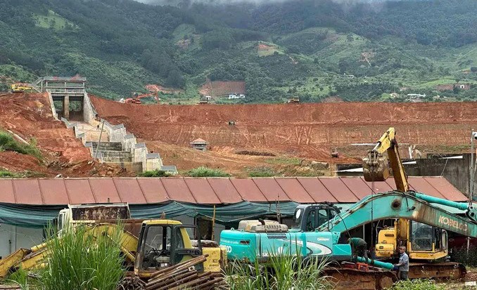 Một số hạng mục công trình thuộc dự án hồ chứa nước Đông Thanh cũng bị ảnh hưởng