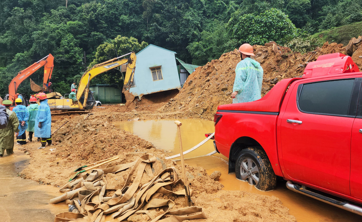 Khu vực 3 cán bộ chiến sĩ CSGT và anh Phạm Ngọc Anh bị đất đá vùi lấp dẫn đến tử vong