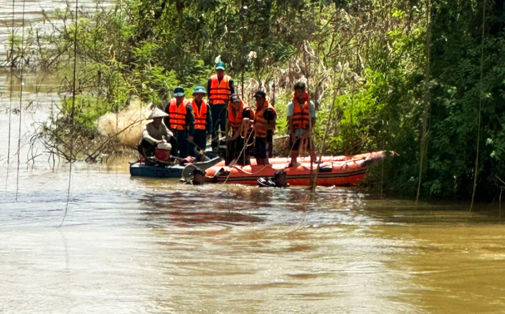 Tìm kiếm nam thanh niên bị nước cuốn mất tích trên sông Đạ Tẻh