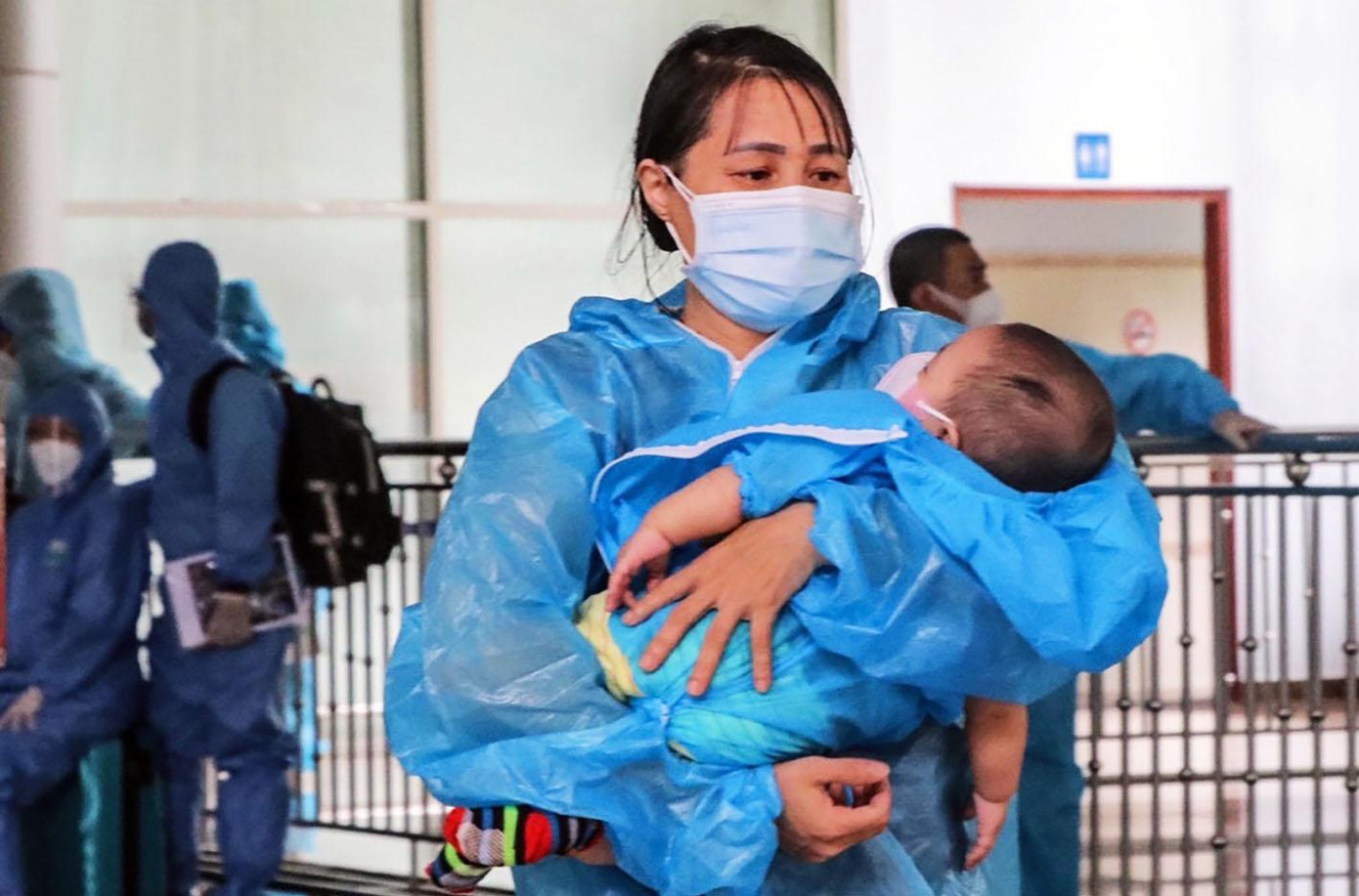 Nhiều cháu bé theo mẹ hồi hương