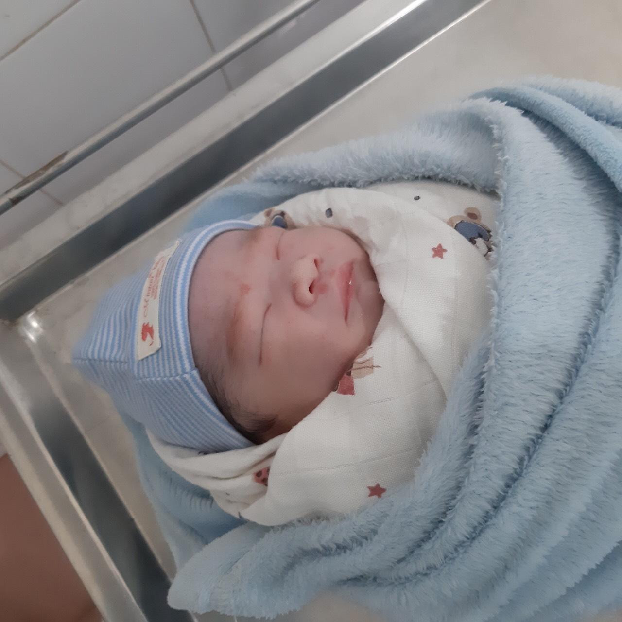 Một cháu bé chào đời ở khu cách ly