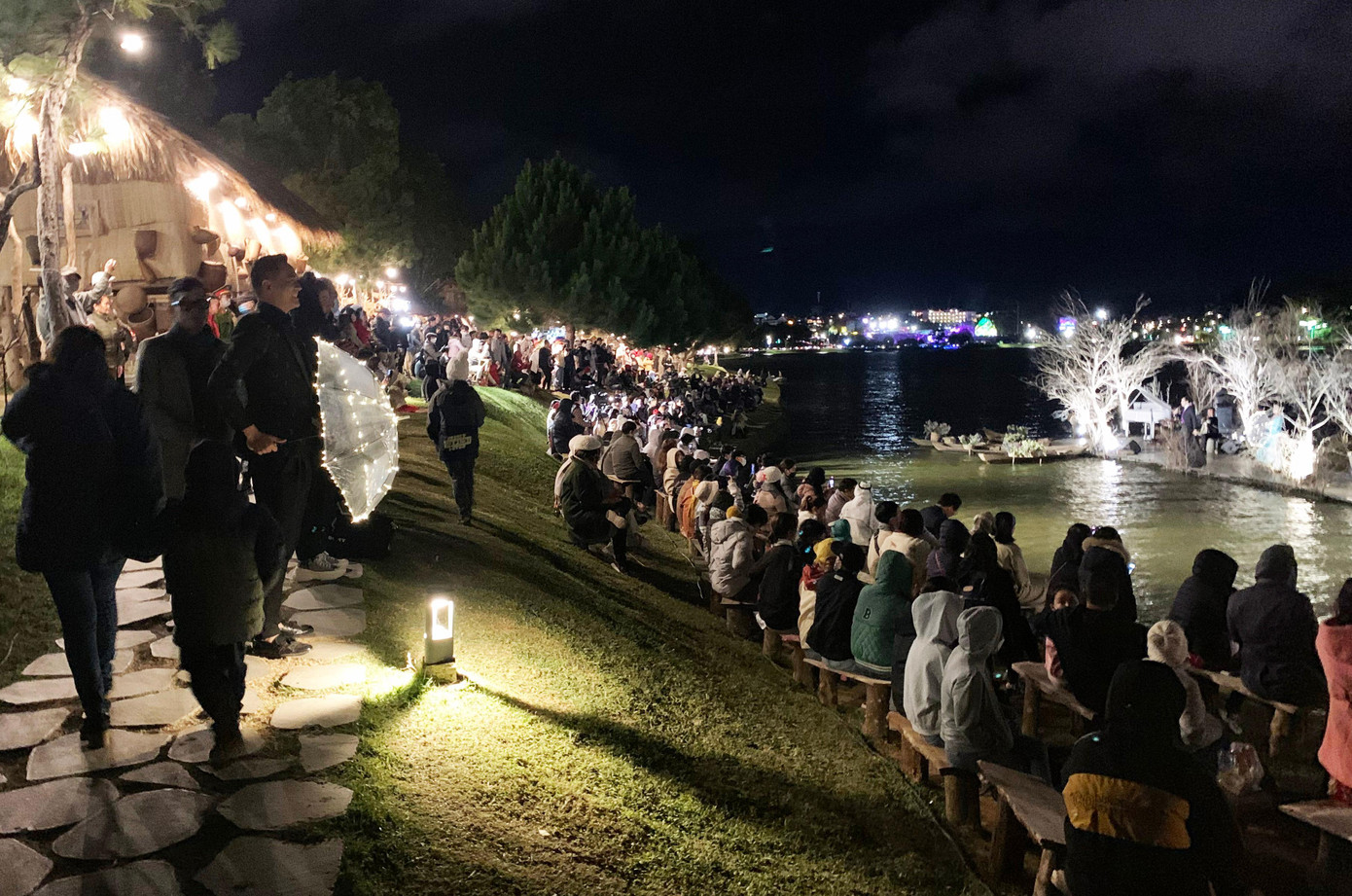 Nhiều khán giả đến xem chương trình ca nhạc trong tiết trời giá lạnh