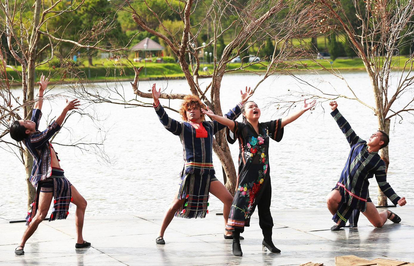 Y Nhíp và các nghệ sĩ Tây Nguyên "phiêu" tại sân khấu nổi trên hồ Xuân Hương.